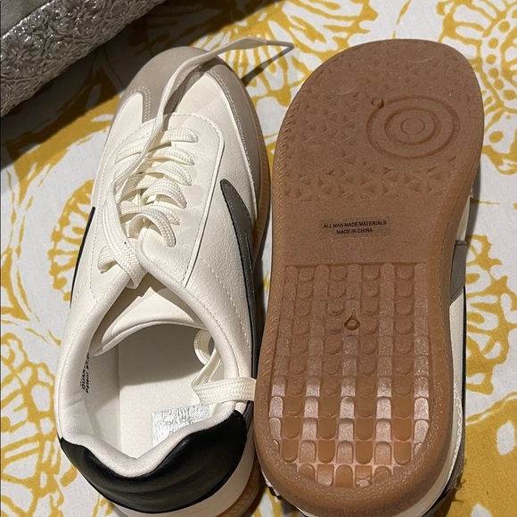 DV by Dolce Vita Women's Ivory and Ebony Sneakers - Picture 5 of 6